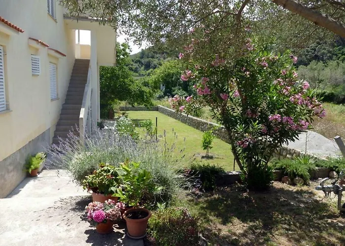 - Donja 15983a Supetarska Draga